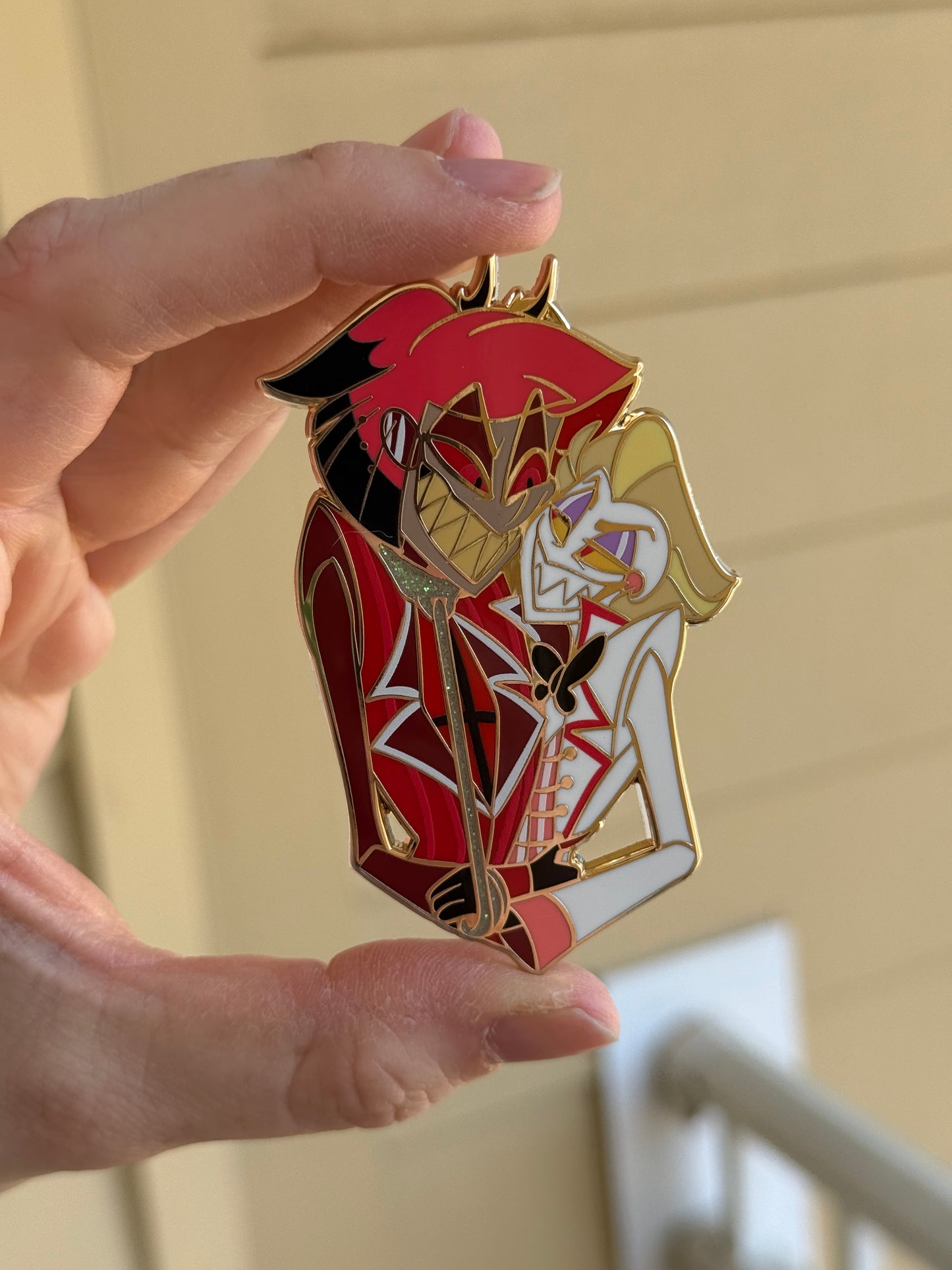 Radioapple 75 mm gold plate enamel pin