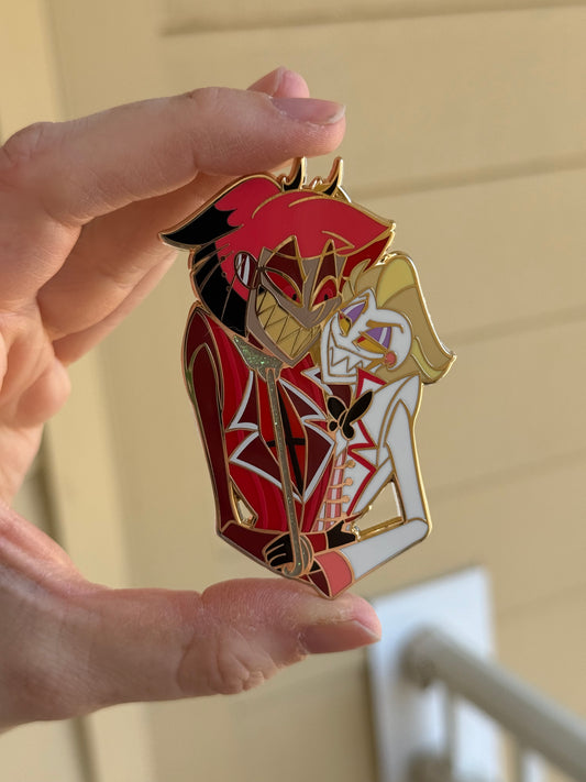 Radioapple 75 mm gold plate enamel pin