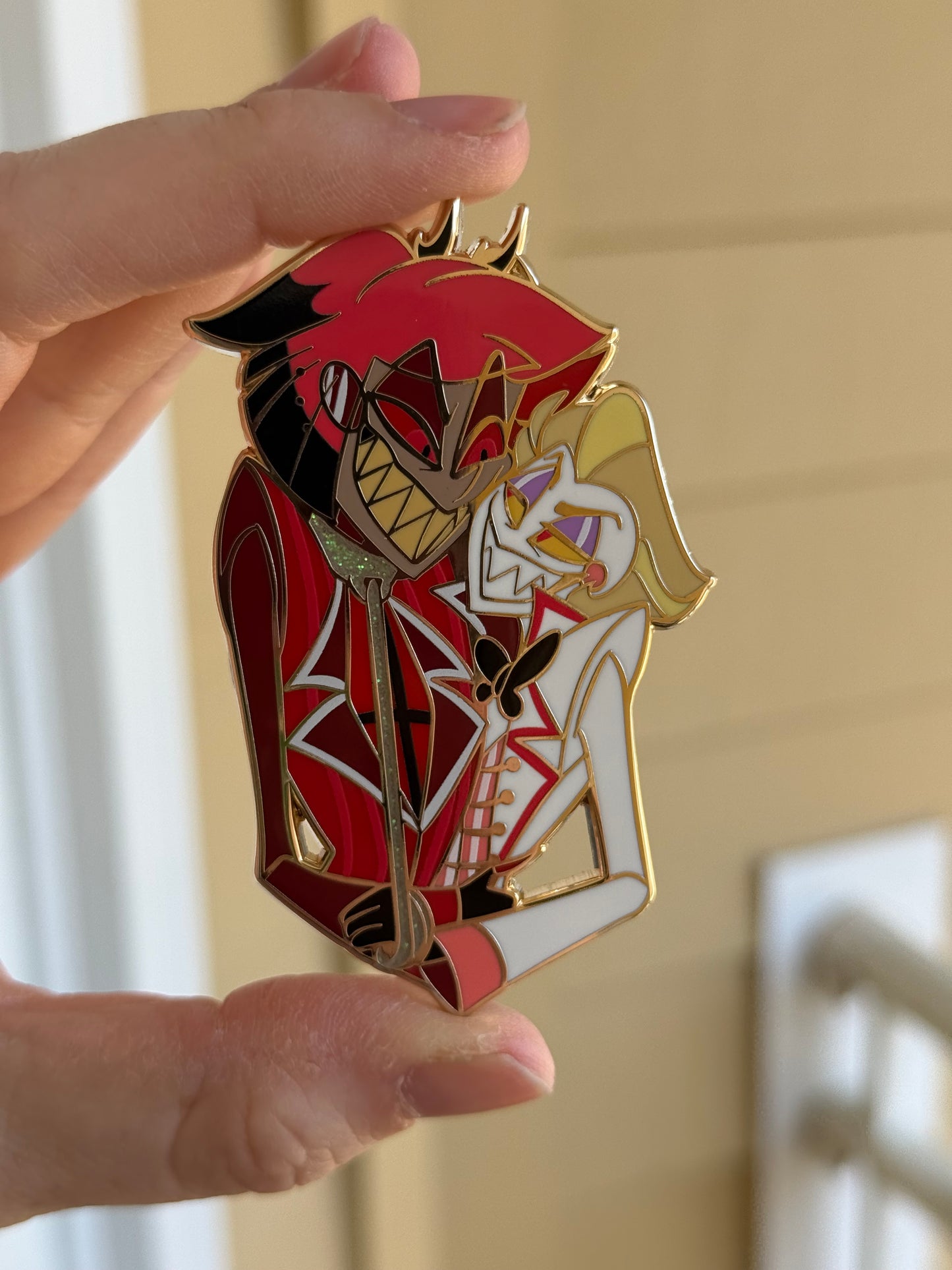 Radioapple 75 mm gold plate enamel pin