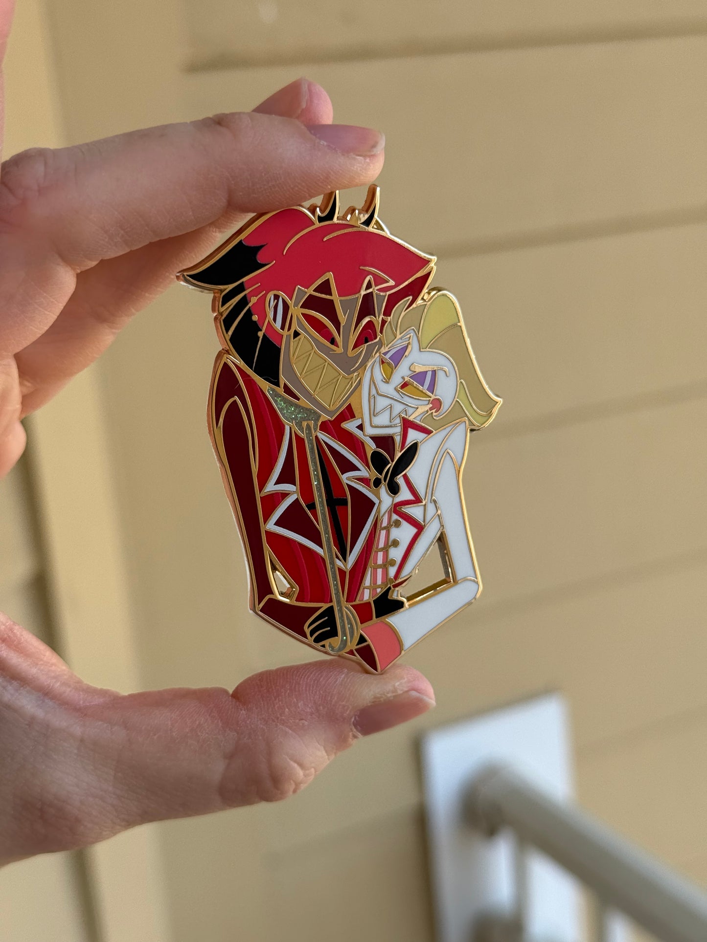 Radioapple 75 mm gold plate enamel pin